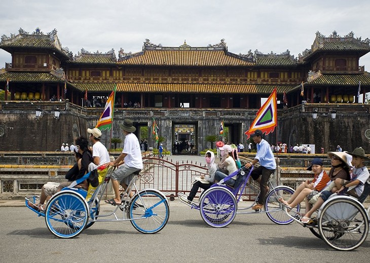 2,500 foreign tourists arrive in Hue on first cruise ship of 2015  - ảnh 1